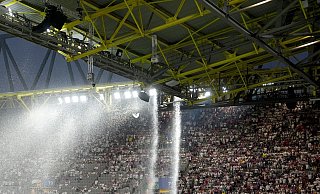 In dem Dach des Borussia-Parks hatte sich ein Mann aufgehalten, um Fotos zu machen. - Marcus Brandt/dpa