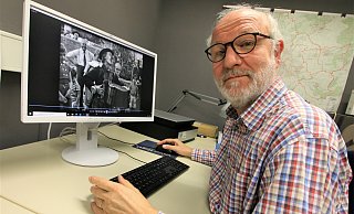 Mit Filmen aus und über Paderborn kennt sich Andreas Gaidt vom Stadt- und Kreisarchiv aus. Auf seinem Bildschirm im Reproraum des Archivs ist der damals bekannte Straßenkünstler "Onkel Otto" im Jahr 1956 zu sehen - Rajkumar Mukherjee