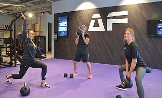 Club-Managerin Sabrina Bartsch (v.l.), und die Trainer Brandon Devine sowie Lena Horenkamp bei den Übungen in der Functional Area. - Max Maschmann