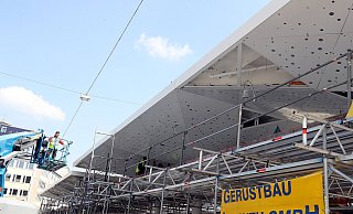 Die Montage der neuen Haltestellendächer auf dem Jahnplatz geht auf die Zielgerade. - Wolfgang Rudolf