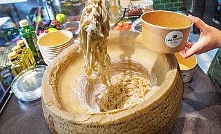 Im neuen Bielefelder Restaurant "Loki's Pasta" werden die Nudeln "Alfredo" im großen Käselaib geschwenkt, bevor sie mit Soßen und Topping verfeinert werden. - Neue Westfälische