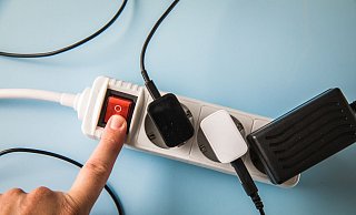 Schalter aus, Strom gespart: Mit abschaltbaren Steckdosenleisten lassen sich Stromfresser leicht ausschalten. - Christin Klose/dpa Themendienst/dpa-tmn