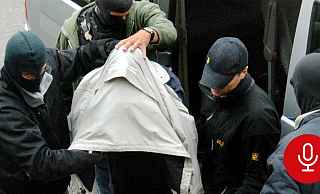 Christian Bogner wird 2005 von Polizisten zum Gericht in Lübeck gebracht. Dort war er wegen Mordes angeklagt. - Maurizio Gambarini/picture-alliance