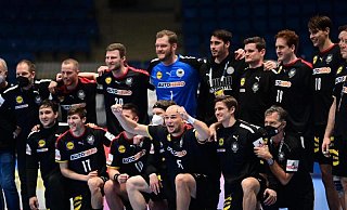Deutschlands Handballer sind stolz auf ihren Sieg gegen Russland. - Foto: Marijan Murat/dpa