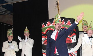 Riesen Jubel, als der diesjährige Karnevalsprinz Marc Obermann aus der afrikanischen Maske hervortrat. - Christina Leßmann