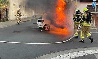 Sekunden, nachdem die Insassen den Wagen verlassen hatten, ging der Wagen in Flammen auf. - Feuerwehr