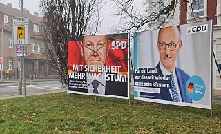 Scholz und Merz: Wahlplakate an der Ecke Albaxer Straße/Brenkhäuser Straße in Höxter. - Svenja Ludwig Scholz und Merz: Wahlplakate an der Ecke Albaxer Straße/Brenkhäuser Straße in Höxter. - Svenja Ludwig