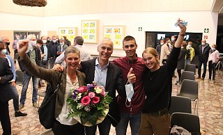 Die Familie jubelt gemeinsam: Ulrike und Josef Suermann mit ihren Kindern Lukas und Lisa freuen sich über das gute Ergebnis. - David Schellenberg