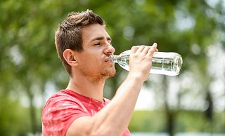 Wird Wasser kühl, dunkel und trocken gelagert, ist es auch viele Monate nach dem Ablauf des Mindesthaltbarkeitsdatums noch trinkbar. - Tobias Hase/dpa-tmn