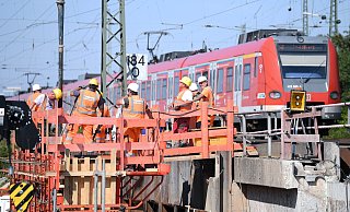 Bauarbeiten auf einer stark befahrenen Strecke: Verzögerungen in OWL drohen, die den Regionalverkehr massiv beeinträchtigen könnten. - Arne Dedert/dpa Bauarbeiten auf einer stark befahrenen Strecke: Verzögerungen in OWL drohen, die den Regionalverkehr massiv beeinträchtigen könnten. - Arne Dedert/dpa