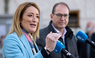 Roberta Metsola, die Präsidentin des Europäischen Parlaments, und CSU-Landesgruppenchef Alexander Dobrindt bei der Winterklausur der CSU im Kloster Seeon. - Sven Hoppe/dpa