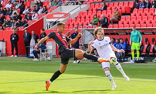 Arminia Bielefelds Kapitän Mael Corboz (r.), hier im Duell mit dem Ingolstädter Marcel Costly, gehörte einmal mehr zu den besten Arminen. - IMAGO/Eibner