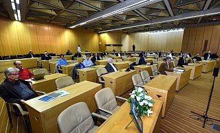 Viele Plätze blieben im Ratssaal leer: Für die verstorbene Barbara Schmidt stand ein Gesteck auf dem leeren Platz. Die anwesenden Ratsmitglieder verteilten sich so, dass sie möglichst zwei Meter Abstand hatten. Für ihre abwesenden Kollegen stimmten sie mit. Foto: Barbara Franke - Barbara Franke