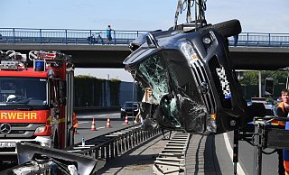 Bei einem Unfall auf der A2 bei Rheda-Wiedenbrück am Freitagmorgen sind drei Menschen schwer verletzt worden. - Andreas Eickhoff