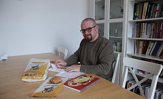 Jakob Penner klebt die Etiketten selbst auf die Brötchentüten, in denen seine Kunden an den Wochenenden mit frischen Backwaren beliefert werden. - Heidi Froreich