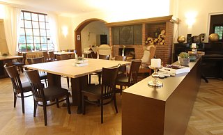 Facelifting für den Holter Schloßkrug: Das Kaminzimmer (oben) ist schon fertig und mit traditionellen Wirtshaustischen ausgestattet. - Sabine Kubendorff