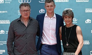 Fußballer Toni Kroos steht zwischen seinen Eltern Roland (l) und Birgit. Vater Kroos freut sich über das gelungene Comeback seines Sohn in der DFB-Elf. - Henning Kaiser/dpa