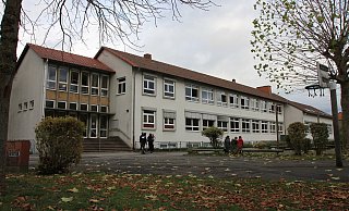 Die Klassenräume der Nieheimer Grundschule könnten zu Appartements umgebaut werden. Zurzeit werden hier noch einige Klassen der Realschule unterrichtet. - David Schellenberg
