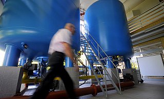 In der Aufbereitungsanlage im Wasserwerk Ahle werden in diesen mächtigen Tanks die Mineralien Eisen und Mangan aus dem Grundwasser gefiltert. Das geschieht ohne den Einsatz von Chemikalien –lediglich Luftsauerstoff wird hinzugegeben. Nach dem Prozess ist das Wasser klar. - FOTO: KARL-HENDRIK TITTEL