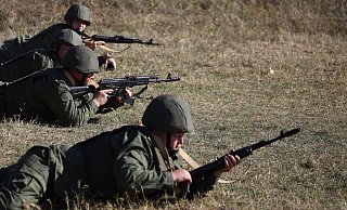 Rekruten trainieren auf einem Schießplatz im Süden Russlands. Das russische Parlament hat die Obergrenze für Einberufungen zum Militärdienst auf 30 angehoben. - AP/dpa