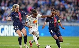 Korbin Albert (l) und Grace Geyoro von PSG versuchen Lyons Melchie Dumornay (M) vom Ball zu trennen. - Laurent Cipriani/AP