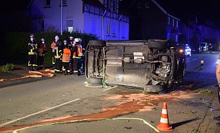 Das Unfallauto blieb auf der Seite liegen. Auch der Löschzug Spenge-Mitte war mit 15 Kräften im Einsatz. - Mareike Patock