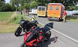 Ein Motorradfahrer prallt auf der Lippstädter Straße bei Delbrück nach einem Bremsmanöver auf einen Pkw-Anhänger, ein zweiter stürzt beim Ausweichversuch. - Feuerwehr Delbrück