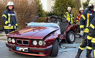 Einsatzkräfte mussten das Dach des BMW Kombi aus dem Kreis Herford abnehmen, um den Insassen aus dem deformierten Wrack befreien zu können. - Mike-Dennis Müller / www.mdm.photo