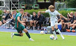 U21-Neuzugang Jascha Brandt (r.) feierte sein Debüt im SCP-Trikot und holte den Elfmeter zur Paderborner 1:0-Führung heraus. - Jonas Risse/SC Paderborn 07