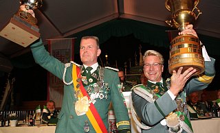 Ausgestattet mit den gesegneten Königsketten streckten die neuen Bezirksregenten (v.l.) Martin Amedick aus Dörenhagen und Frank Bröckling aus Hövelhof unter lautem Jubel die riesigen Siegerpokale in die Höhe. - Regina Brucksch