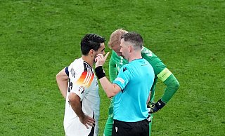 Die sogenannte Kapitänsregelung wird ab der Saison 2024/2025 in allen deutschen Spielklassen angewendet. - Marcus Brandt/dpa