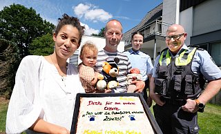 Cristina (v.l.), Marla, Matthias und der kleine Mateo Goedtke bedanken sich mit Kaffee und Kuchen bei den beiden Polizisten Lara Altemeier und Olaf Faßbender. Auf dem Weg zur Geburtsklinik sind sie von den Polizisten in die Klinik nach Paderborn eskortiert worden. - Andreas Frücht