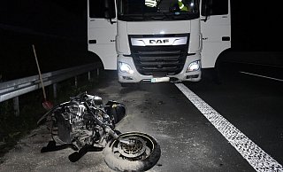 Der Lkw-Fahrer schob das Motorrad etwa 90 Meter vor sich herh. - Andreas Eickhoff