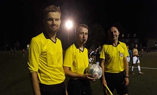 Abpfiff im Halbdunkel: Auch das Schiedsrichter-Trio Alexander Britze (v. l.), Jonas Niemeyer und Stefan Lang hatte Kurzarbeit. - Bentrup