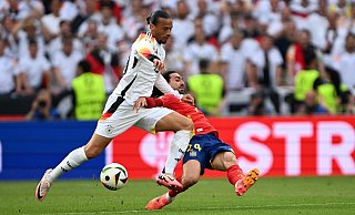 Deutschlands Leroy Sane zeigt sich nach dem Ausscheiden enttäuscht. - Federico Gambarini/dpa