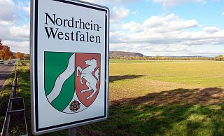 Da geht's lang: Momentan weist in NRW nicht vieles so klar die Richtung wie dieses Schild an der Landesgrenze. - Verwendung weltweit