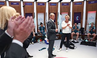 Bei der Fußball-EM der Frauen in England hatte Bundeskanzler Olaf Scholz gleiche Bezahlung von Frauen und Männern gefordert. - Maja Hitij/Getty Images/DFB/dpa