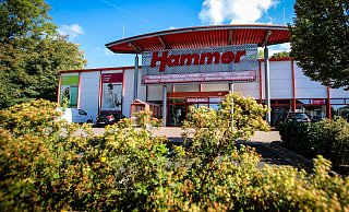Wie geht es beim Hammer Markt an der Salzufler Straße weiter? Bisher ist noch nichts von einem möglichen Aus oder Räumungsverkauf zu sehen. Mitarbeiter sprechen aber bereits von einer Schließung zum Ende des Jahres. - Moritz Trinsch