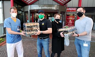 Weil ihre Lokale schließen müssen, haben Viktor Gett und Mitarbeiterin Petra Martens (2. und 3. v. l.) aus den Vorräten Baguettes gemacht, die sie an Alltagshelden wie Christopher Waters (l.) und Michael Keil (r.) vom Klinikum Mitte übergeben.  - Wolfgang Rudolf