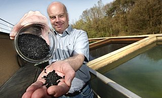 Putzhagen-Betriebsleiter Karl-Heinz Schröder war vor einiger Zeit mit den Tests mit Aktivkohle sehr zufrieden. - Patrick Menzel