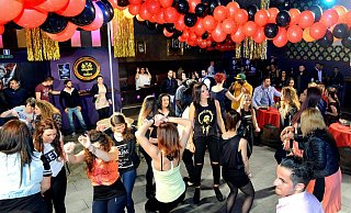 In Bewegung: Im "Farinda Club" bildet die Tanzfläche den Mittelpunkt des Geschehens. Ab ein Uhr füllt sich die Clubdisko langsam und schließt erst wieder um acht Uhr morgens. - FOTOS: BARBARA FRANKE