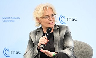 Bundesverteidigungsministerin Christine Lambrecht macht klar: Deutschland wird mehr Geld in das Militär stecken. - Foto: Tobias Hase/dpa