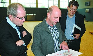 Besichtigung: Landrat Manfred Müller, Fokko Abbas vom Gebäudemanagement des Kreises Paderborn und Schulleiter Norbert Damke (v.l.) vergleichen die Baufortschritte mit den Planungen für die Notunterkunft. - Birger Berbüsse