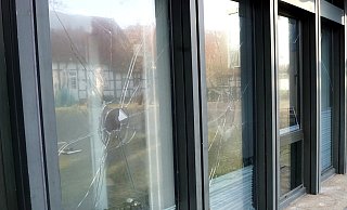 Der mutmaßtliche Täter soll am Rathaus zwölf Fenster eingeworfen haben. - Niklas Krämer