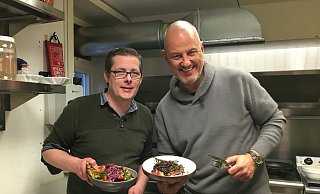 Stefan Kranz (l.) bei den Dreharbeiten mit Sternekoch Frank Rosin.  - Kabel Eins