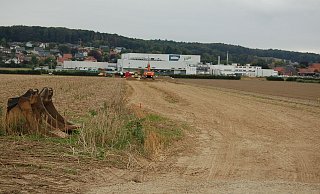 Von der B 65 aus gesehen: Hier entsteht die neue Straße zum Homann-Werk in Lintorf. Ein neues Logistiklager wird das Unternehmen hier ebenfalls errichten. - Sandra Spieker