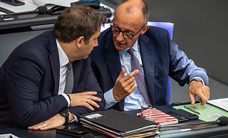 Kanzler Friedrich Merz (CDU, r.) und sein Vize Lars Klingbeil (SPD) diskutieren im Bundestag: Wo bleiben die Entscheidungen? - Michael Kappeler/dpa