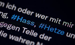 Eine 56-jährige Frau aus Bad Oeynhausen offenbar im Eindruck des Kurpark-Totschlags auf Facebook zum Hass gegen Minderheiten aufgestachelt. - dpa