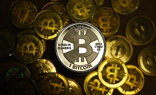 Die Hoffnung auf hohe Renditen mit Krypotwährungen wie Bitcoin machen sich auch Betrüger zunutze. Das musste jetzt ein 72-jähriger Gütersloher erfahren. - Symbolfoto/dpa