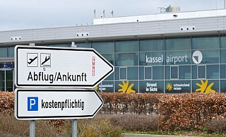 Hinweisschilder stehen vor dem Terminal des Kassel Airport. - dpa/Uwe Zucchi